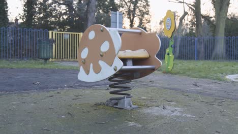 Ein-Springendes-Federspielzeug-Auf-Einem-Leeren-Spielplatz-An-Einem-Kalten,-Wolkigen-Tag-Im-Zentrum-Von-London