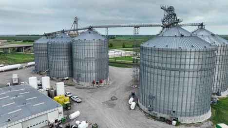 de grands bacs d'ascenseur de grain dans le midwest des états-unis