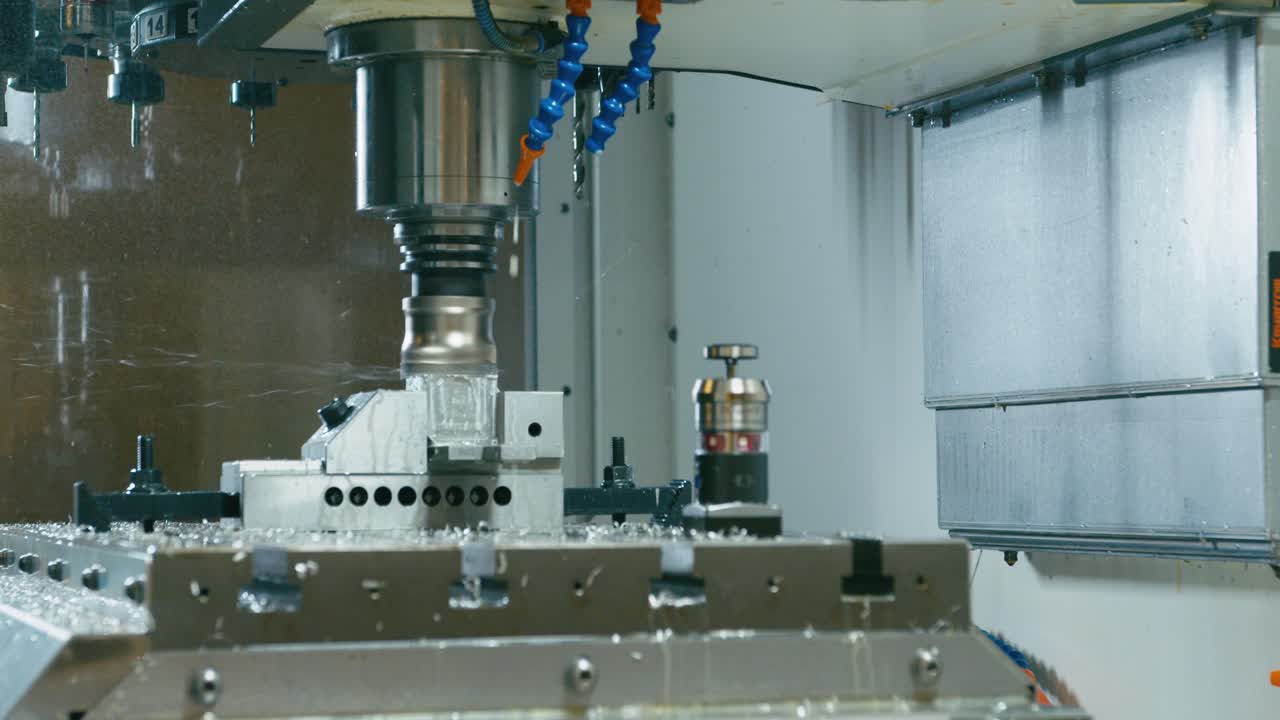 프로세스에서 작동하는 cnc 기계