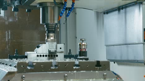 maquina cnc operando en proceso