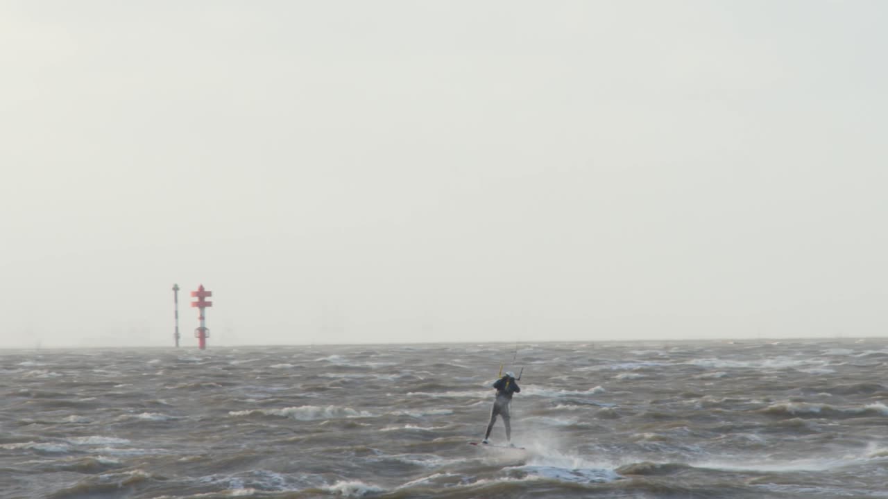 극한의 날씨에 카이트 서핑을 하고 바닷물 위를 날아다니는 휴대용 보기
