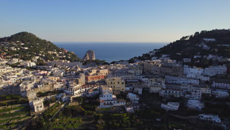 Pueblo-Italiano-De-La-Bahía-En-La-Isla-De-Capri-Al-Atardecer