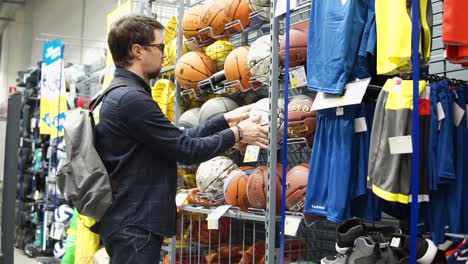 hombre comprando equipos deportivos en una tienda