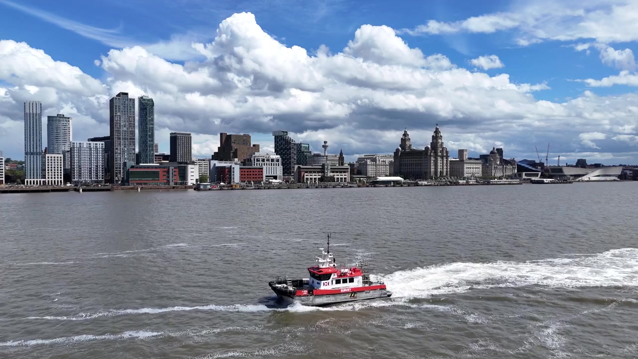 Liverpool bys vannkant, droneoversikt med båt som passerer i bildet, 4K-opptak.