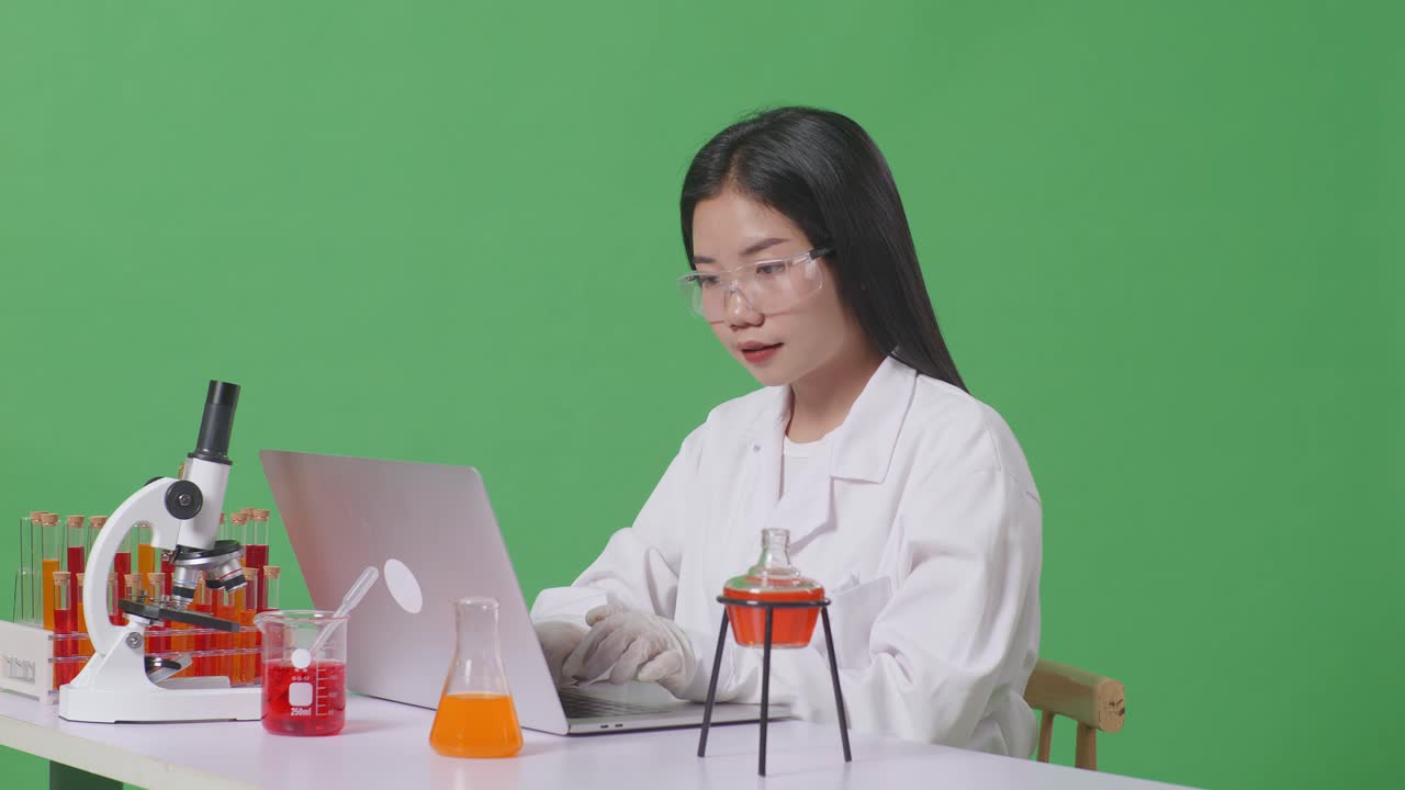 실험실 에서 노트북 을 사용 하고 있는 여성 과학자
