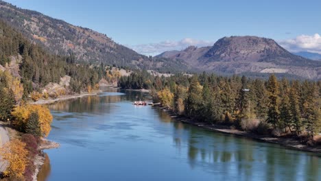 Charme-Der-Flussüberquerung:-Luftaufnahmen-Des-Thompson-River-Mit-Der-Seilfähre-In-Der-Nähe-Von-Little-Fort