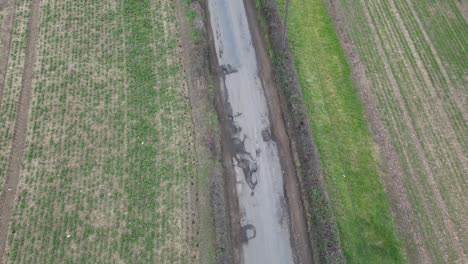 Furgoneta-Desviándose-Alrededor-De-Grandes-Baches-En-La-Carretera-Rural-Del-Reino-Unido-Sobrecarga-Vista-De-Pájaro-Drone-Antena