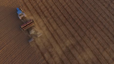 Campos-De-Siembra-Con-Tractor-Y-Sembradora-En-Vista-Aérea-De-Campo-Polvoriento