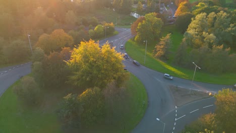 Hyperlapse-Einer-Umlaufenden-Drohnenaufnahme-Eines-Kreisverkehrs-Am-Stadtrand-Von-Thetfford-Im-Vereinigten-Königreich