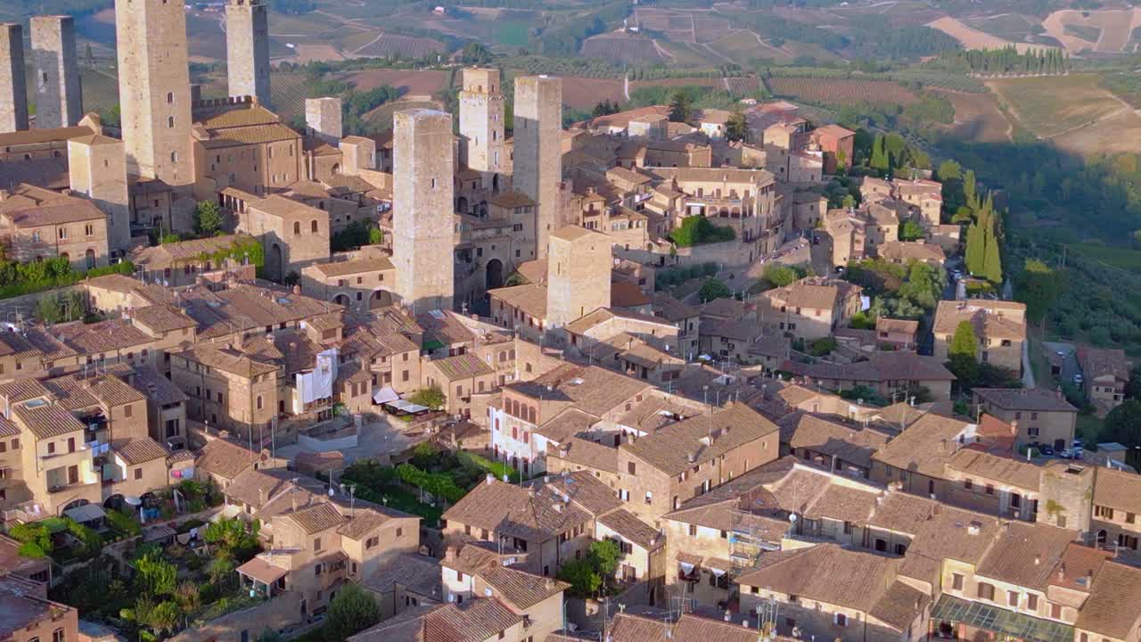 perfecta vista aérea de arriba vuelo san gimignano medieval ciudad torre de la colina toscana italia