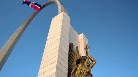 Statue-and-flag-of-triumphal-arch-in-Flag-Square,-Santo-Domingo