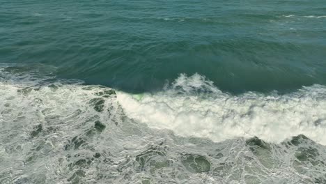 Enormes-Olas-Corriendo-En-La-Superficie-Blanca-Y-Espumosa-Del-Mar-En-La-Playa-De-Valcobo,-Arteixo,-La-Coruña,-España