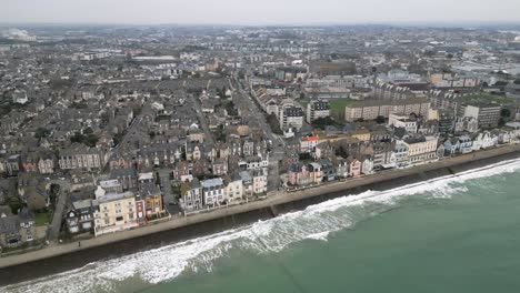 Luftdrohnenaufnahme-Von-Saint-Malo,-Frankreich,-Altstadtküste-An-Einem-Bewölkten-Tag-Hoch-über-Dem-Meer