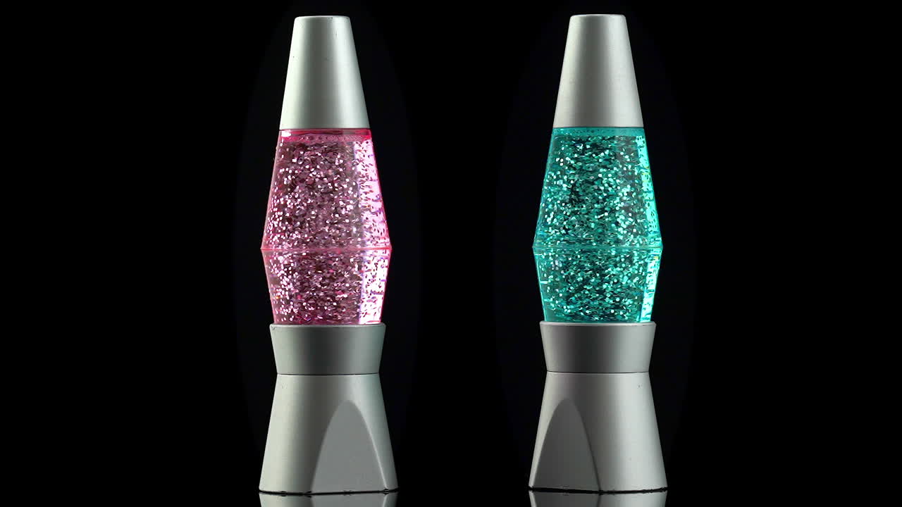Lampade lava glitterate rosa e blu che turbinano lentamente.