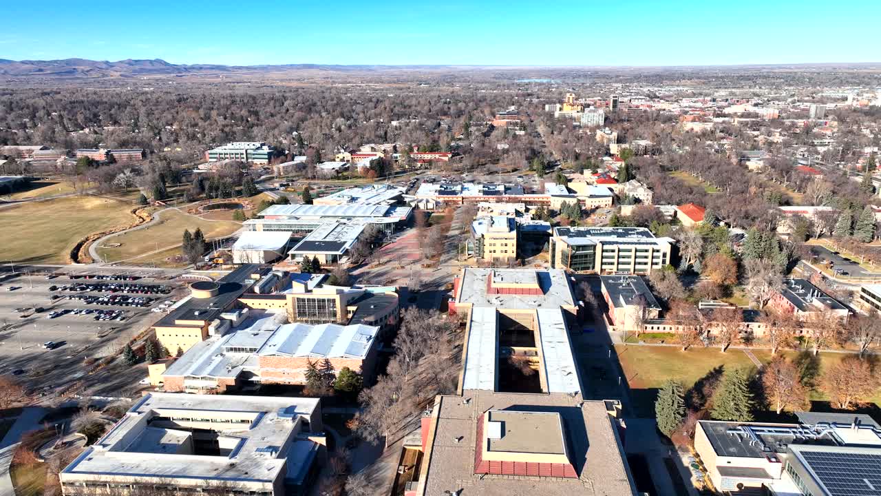 sobrevuelo de drones en el campus de la universidad estatal de colorado con edificios universitarios en fort collins, colorado, estados unidos