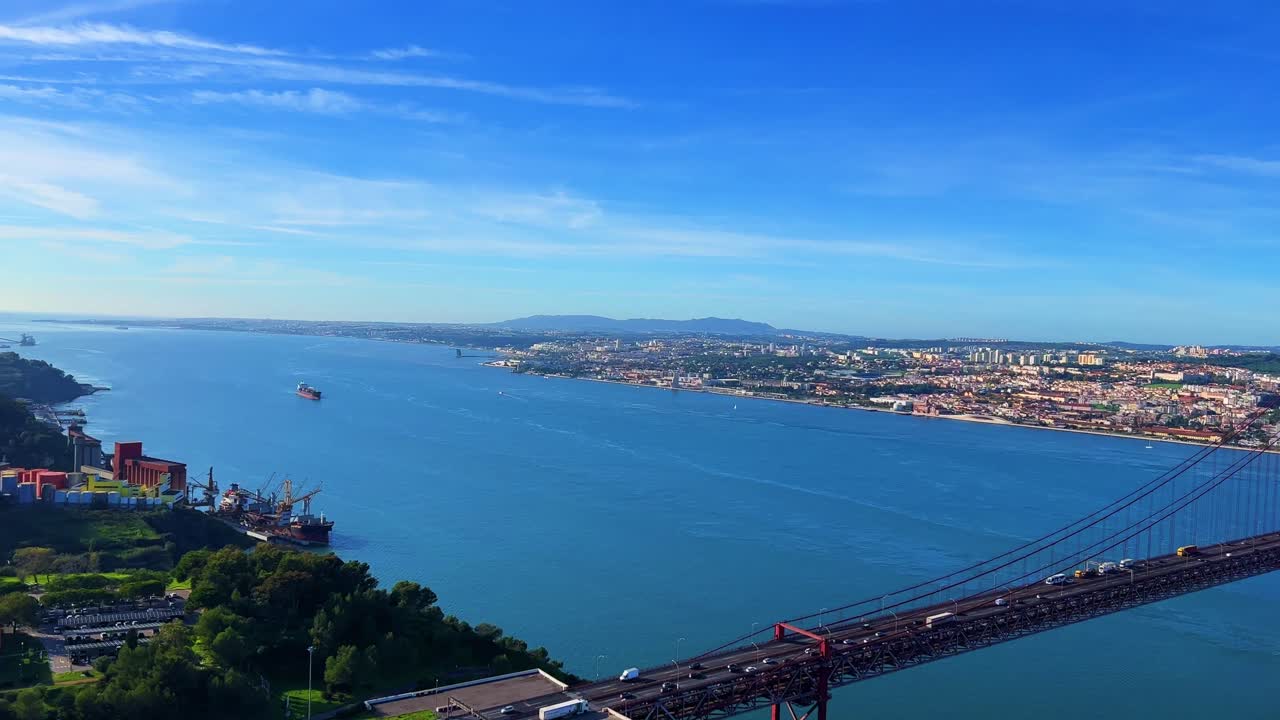포르투갈 의 리스본 근처 에 있는 알마다 의 ponte 25 de abril