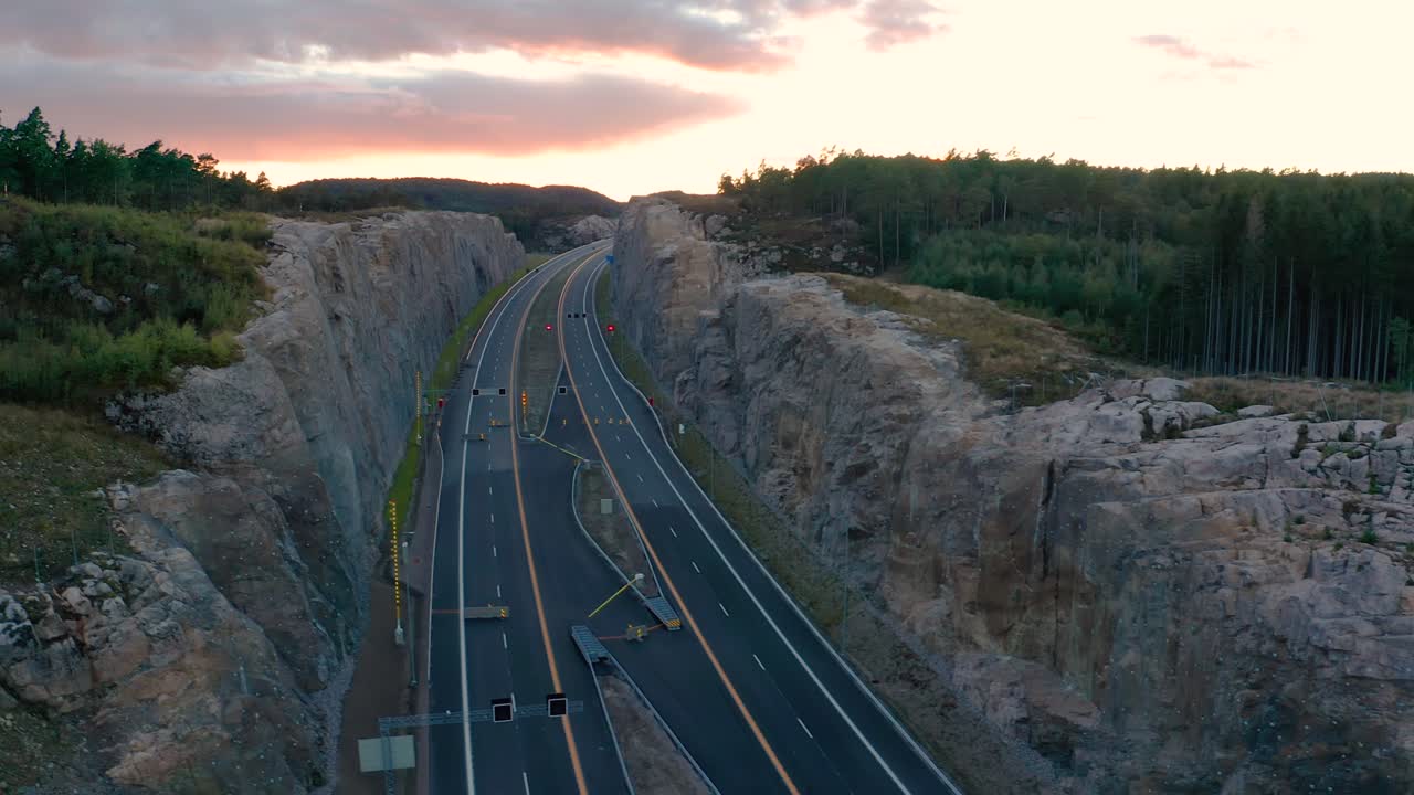 차가 없는 일몰의 고속도로