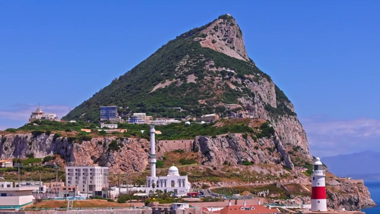Cảnh quay từ flycam lướt nhanh qua Europa Point — mặt tiền nhà thờ Hồi giáo, tháp minaret, ngọn hải đăng, những vách đá gồ ghề và con đường ven vách đá quanh co đều lướt qua khung hình rộng