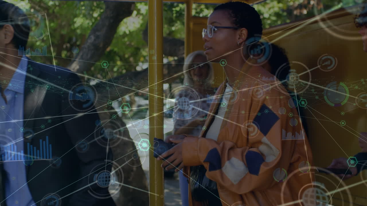 animación de iconos de computadora que se conectan con líneas sobre diversos viajeros que usan teléfonos en la parada de autobús
