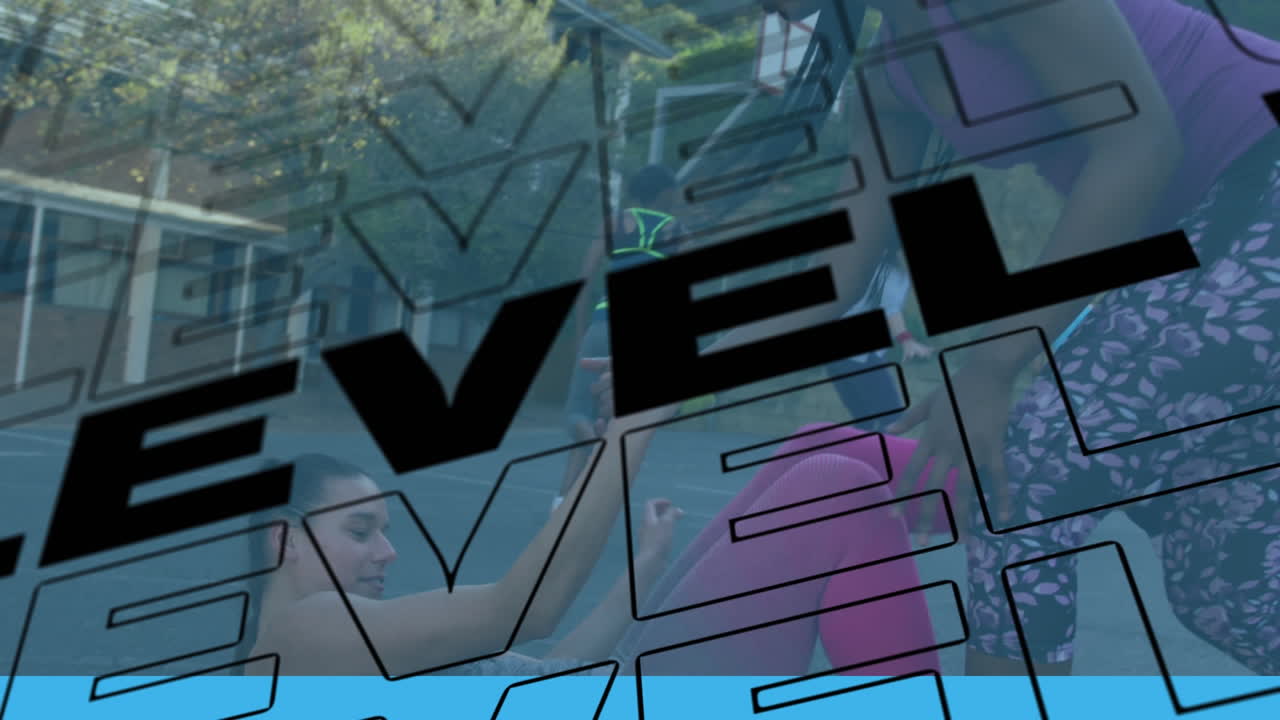 야외에서 농구를 하는 다양한 여성들 위에서 검은색으로 표시된 레벨 업 텍스트의 애니메이션