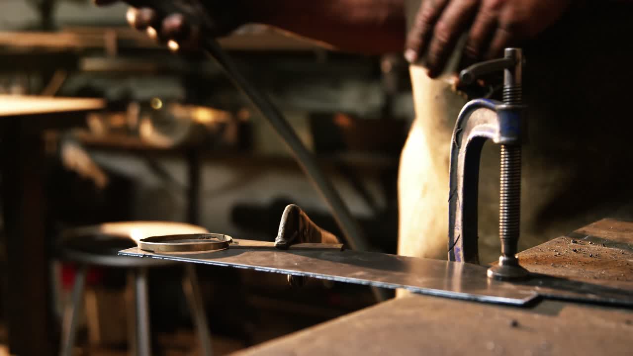 sección media del trabajador de soldadura