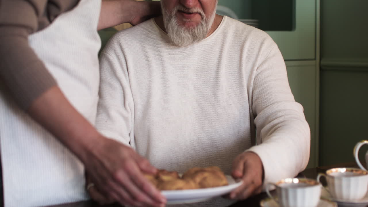 pareja tomando té en casa