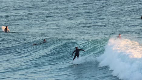 surfista en la ola azul del océano obteniendo un barril épico, deporte extremo de surf, cámara lenta hd en são pedro, estoril