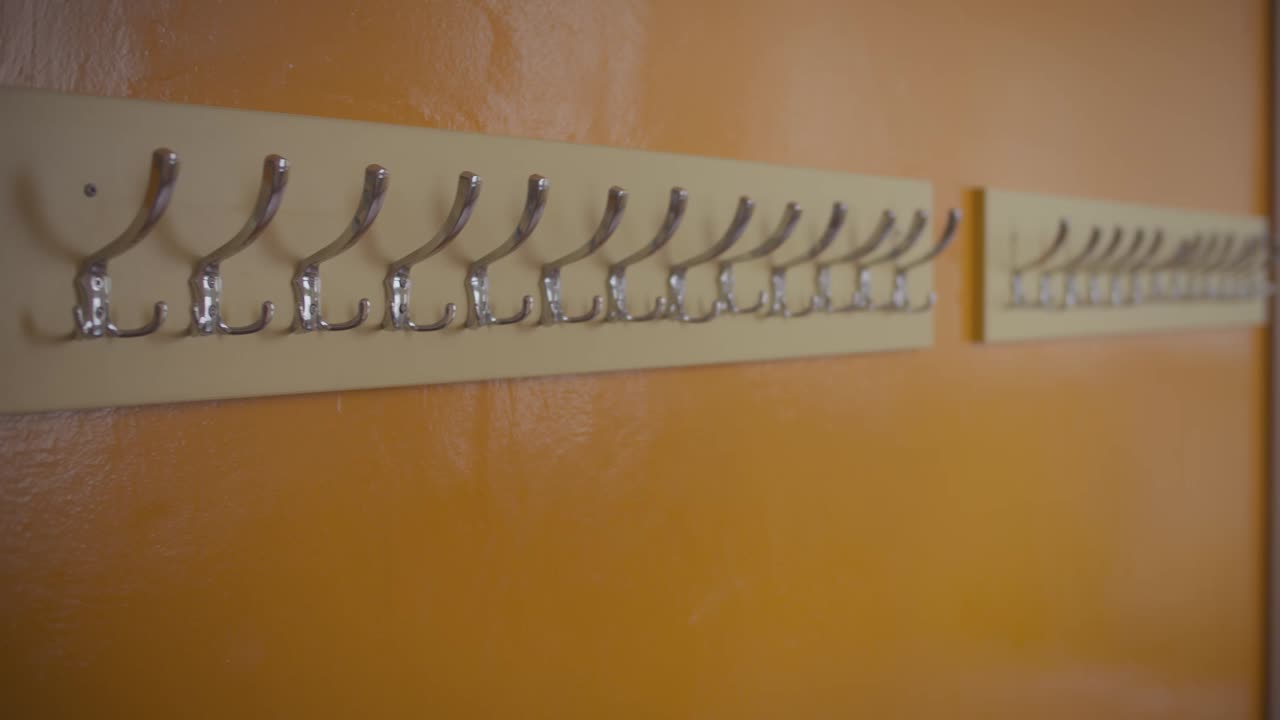 perchas vacías en un pasillo escolar abandonado durante la cuarentena de covid