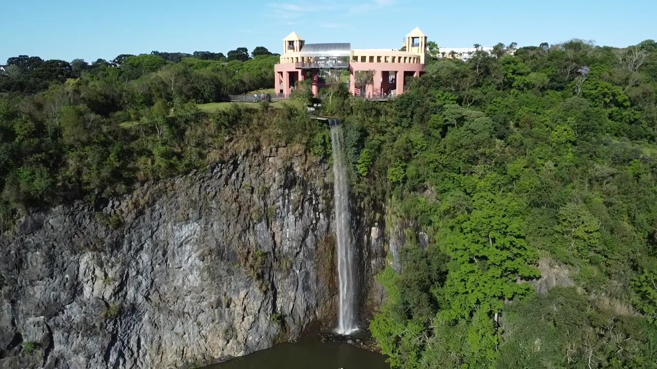 Cachoeira do Parque Tanguá, em Curitiba, Brasil, filmada com um drone descendo em direção à água.