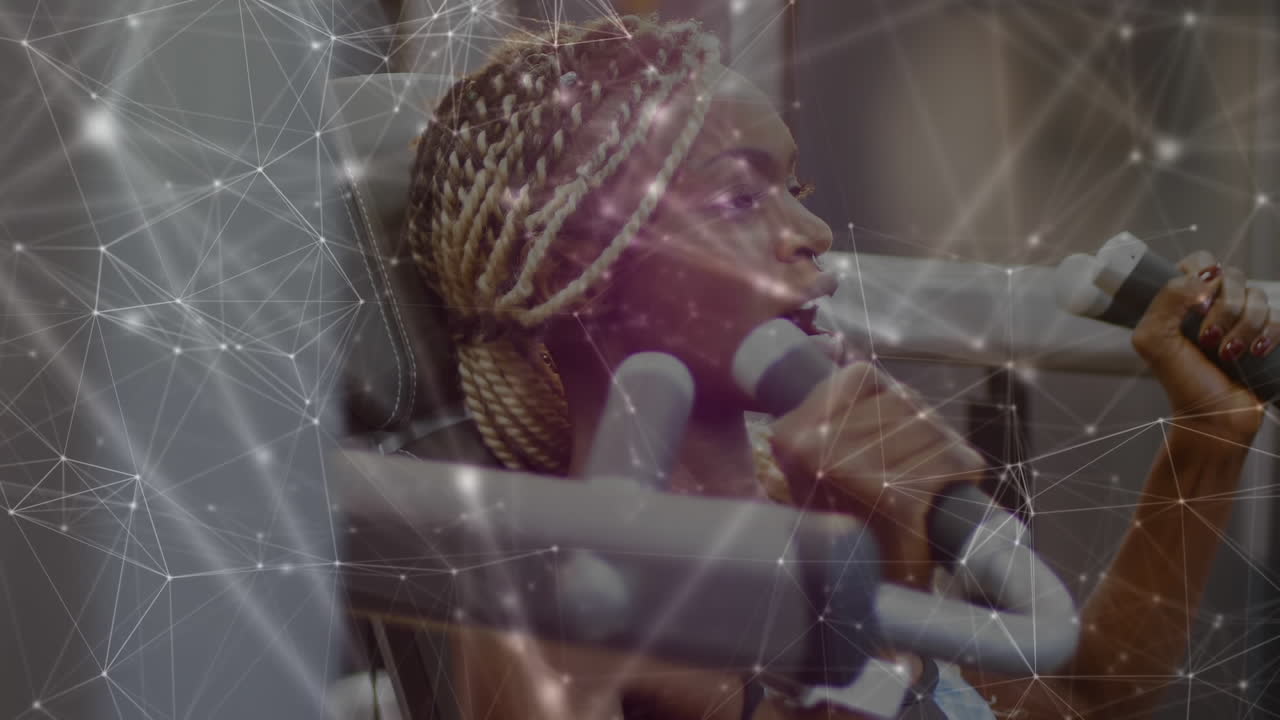 сетевое соединение с двухрасовой женщиной, работающей