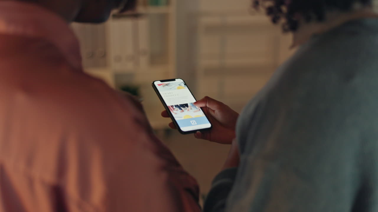 mano, teléfono y contáctenos con un móvil