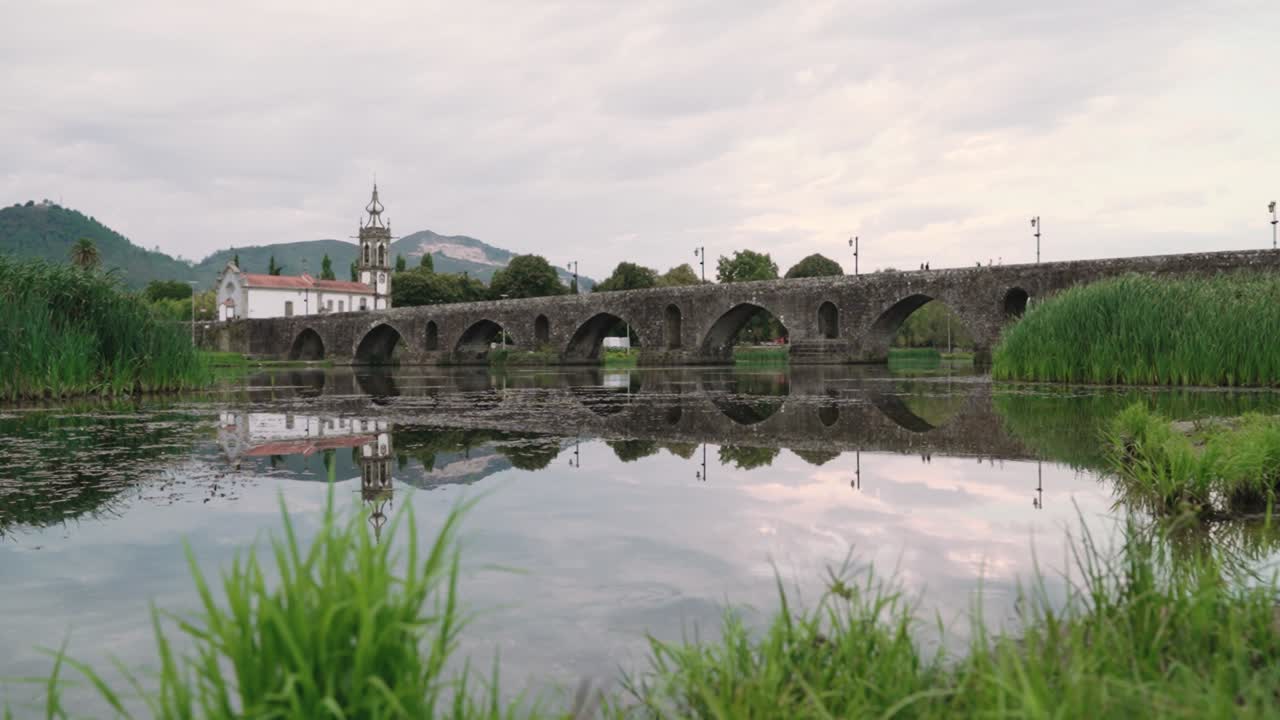 toma lenta del puente de ponte de lima, portugal en un día nublado