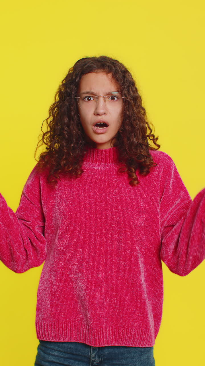 emocionada chica sorpresa mirando a la cámara con ojos grandes conmocionado por la victoria repentina wow emoción