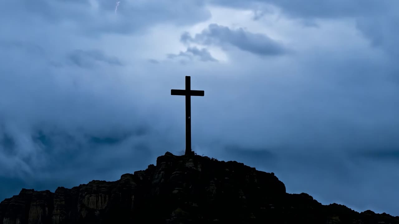 구름이 하늘을 가로질러 빠르게 움직여서 극적이고 영감을 주는 장면을 만니다.