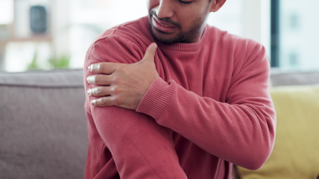 brazo, hombro y dolor del hombre en el hogar con estrés