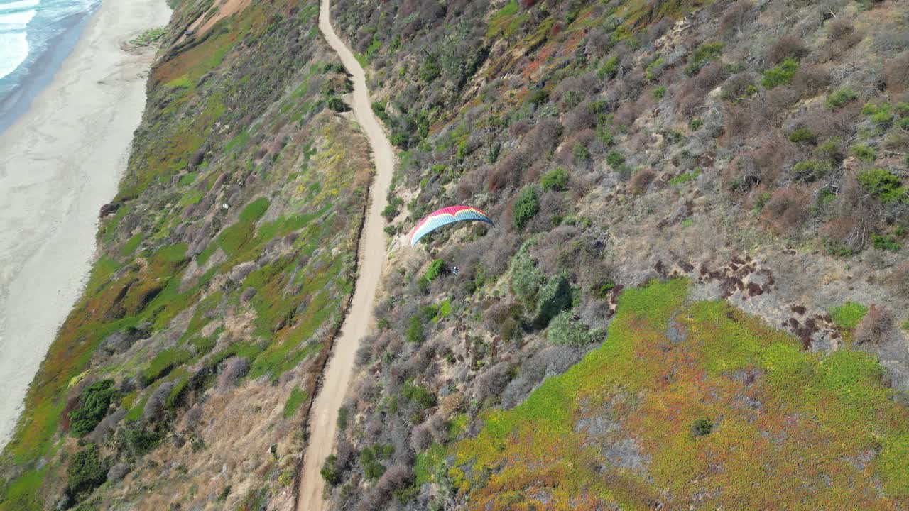 vuelo en parapente en la playa de cachagua región de valparaíso, país de chile