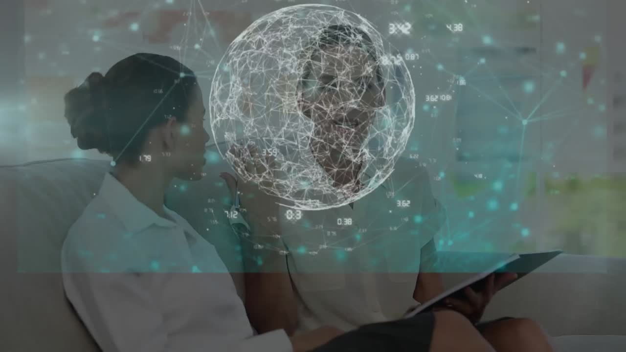 사업가 들 이 소파 에서 함께 대화 하고 있다