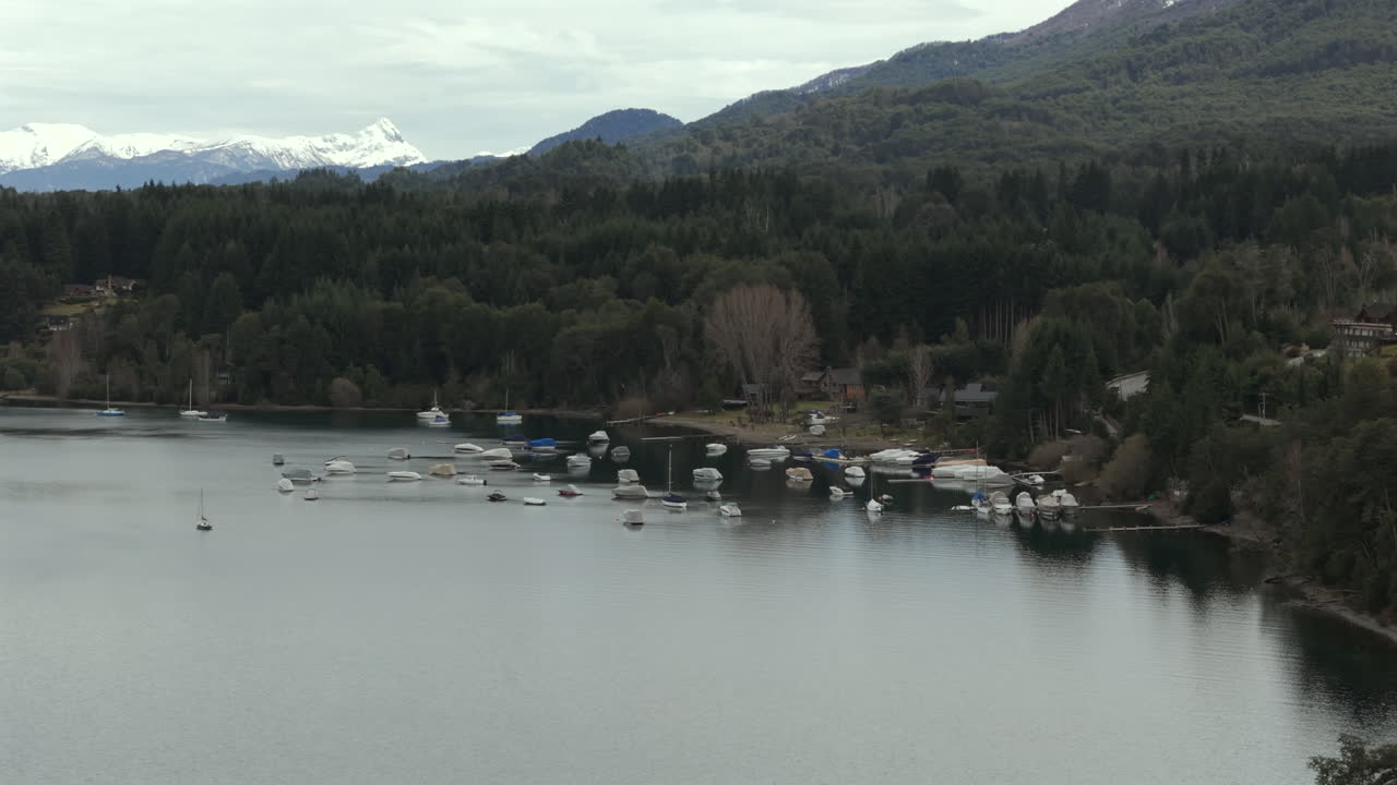 una suave toma aérea que muestra los impresionantes paisajes de bariloche, villa la angostura y necochea, argentina, con montañas, bosques y belleza costera.