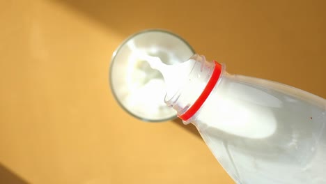 유리잔 에 우유 를 부어 넣는 것