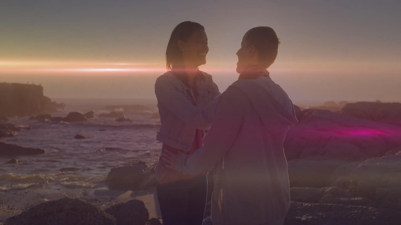 해변에서 백인 부부 위에 빛의 반점이 애니메이션