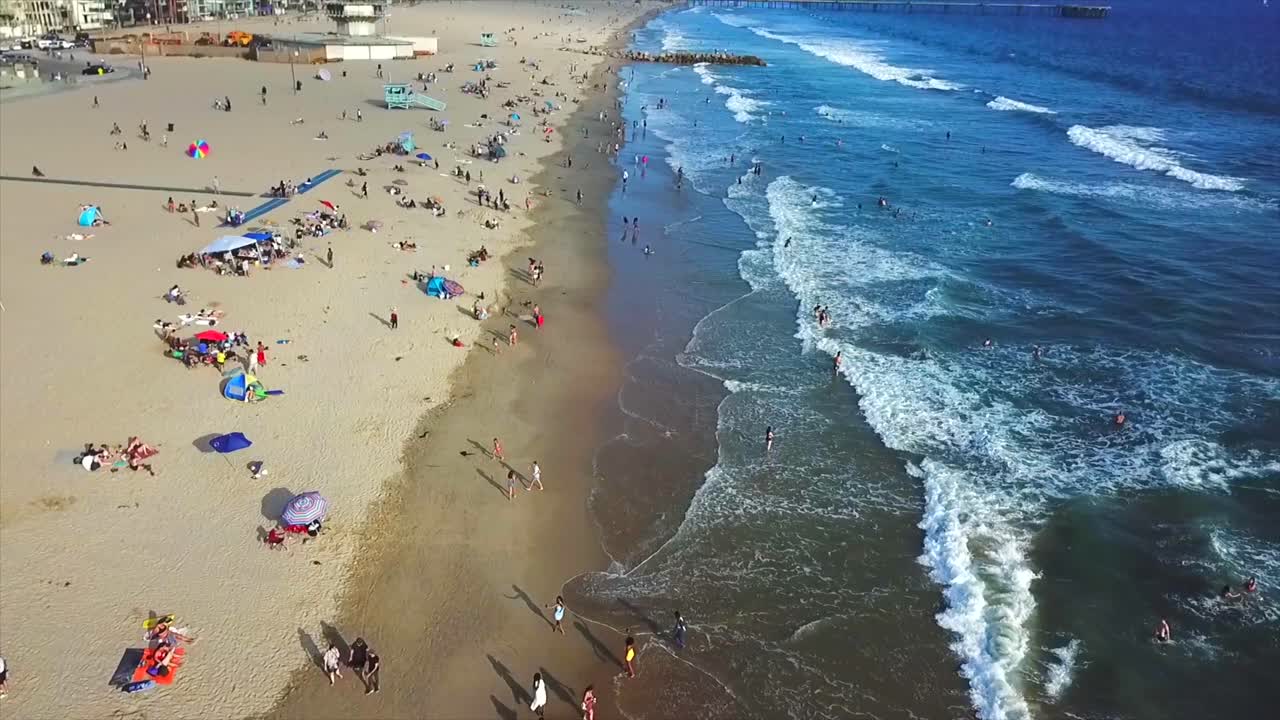 калифорния, пляж венис, снятый с беспилотника, движется вперед по пляжу с песком и водой