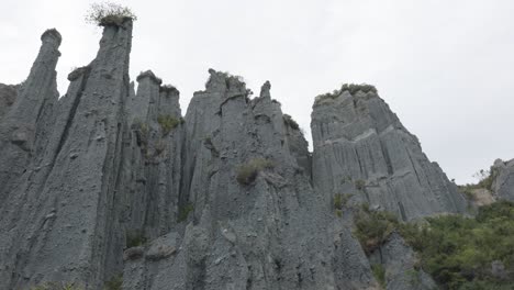 vista de los pináculos de putangirua en nueva zelanda