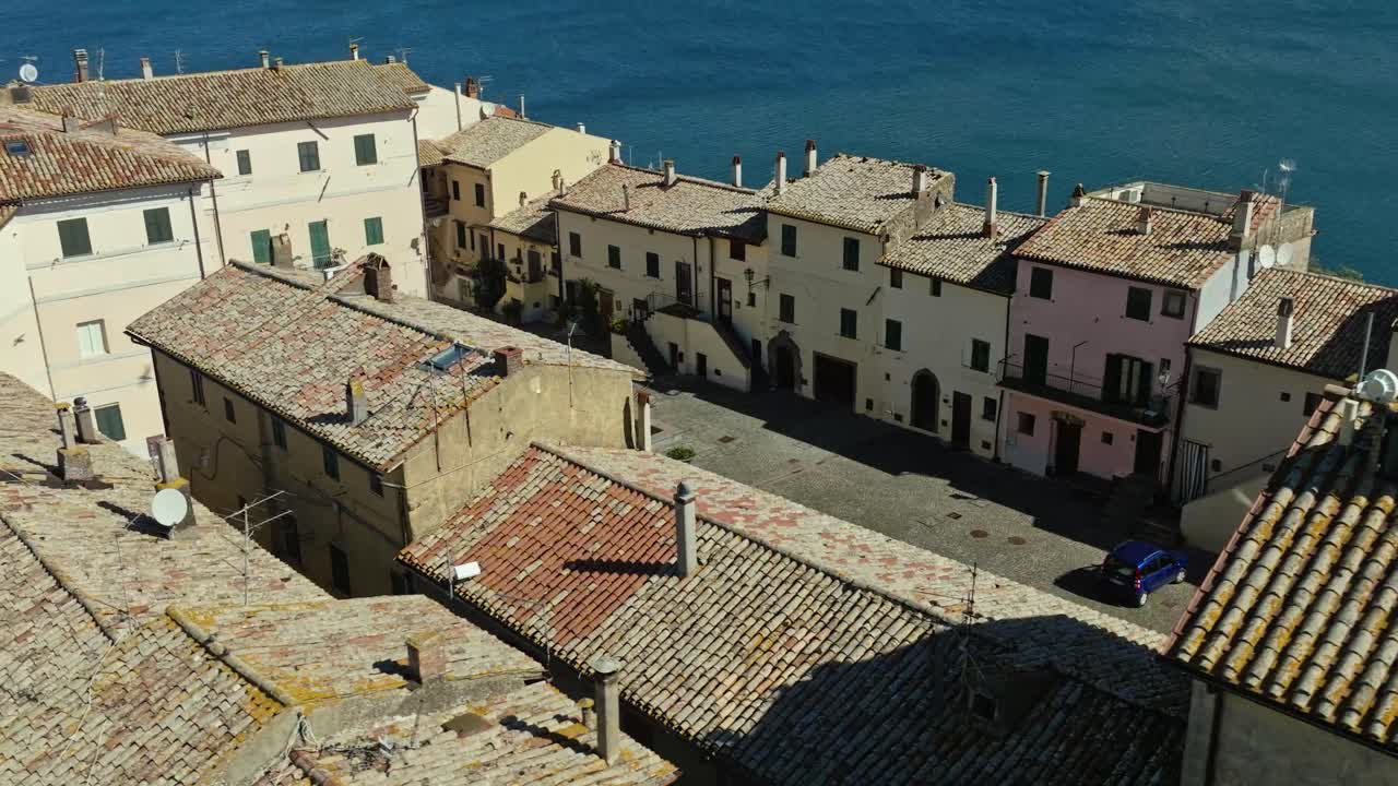 aerial alrededor de la ciudad antigua de capodimonte en el lago bolsena, provincia de viterbo, italia