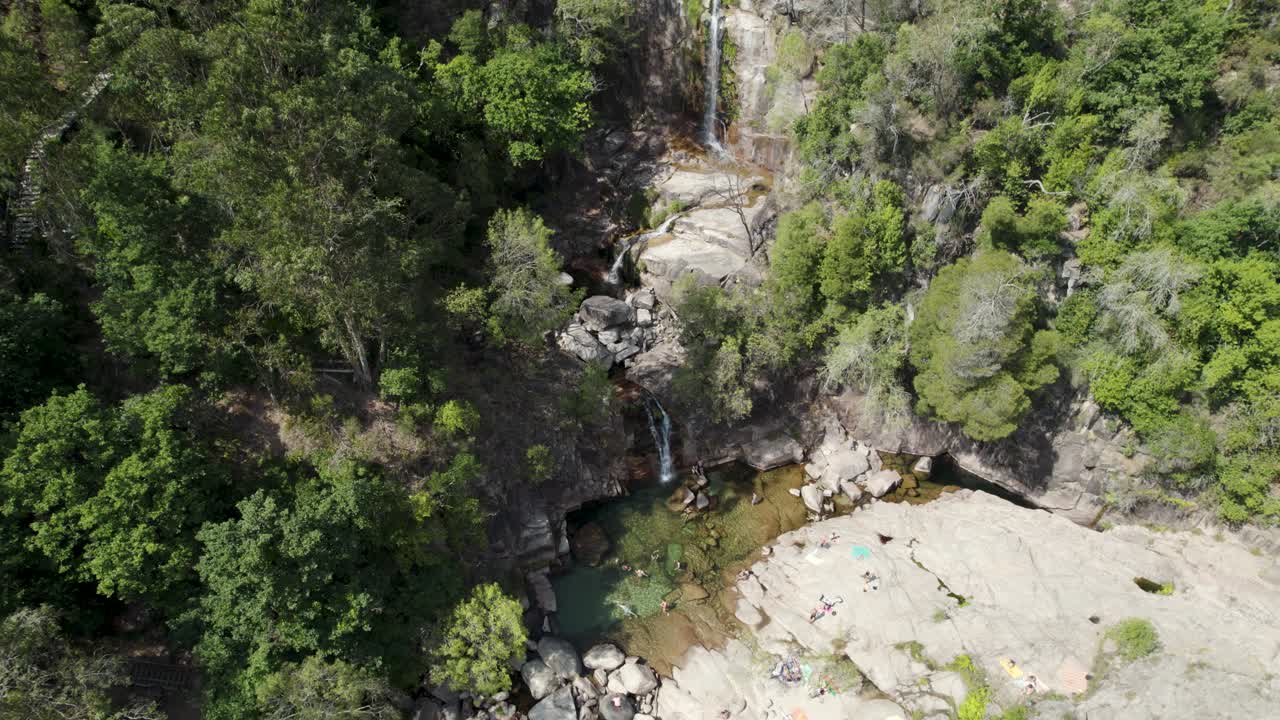 cascatas de fecha de barjas o cascadas de tahití en el parque nacional de peneda-geres, portugal