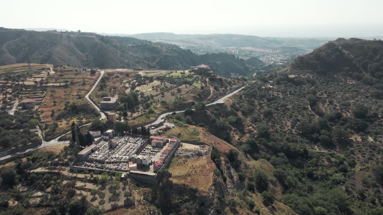 imágenes de un dron volando sobre la entrada de la ciudad de martone en calabria