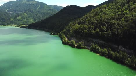 vista aérea del lago mondsee a lo largo de la costa de sankt lorenz, austria, cerca del bosque de montaña