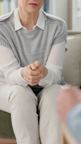 mujer hablando con un terapeuta