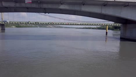 Drohnenaufnahme-Einer-Betonbrücke-Am-Nachmittag---Drohnenaufnahme