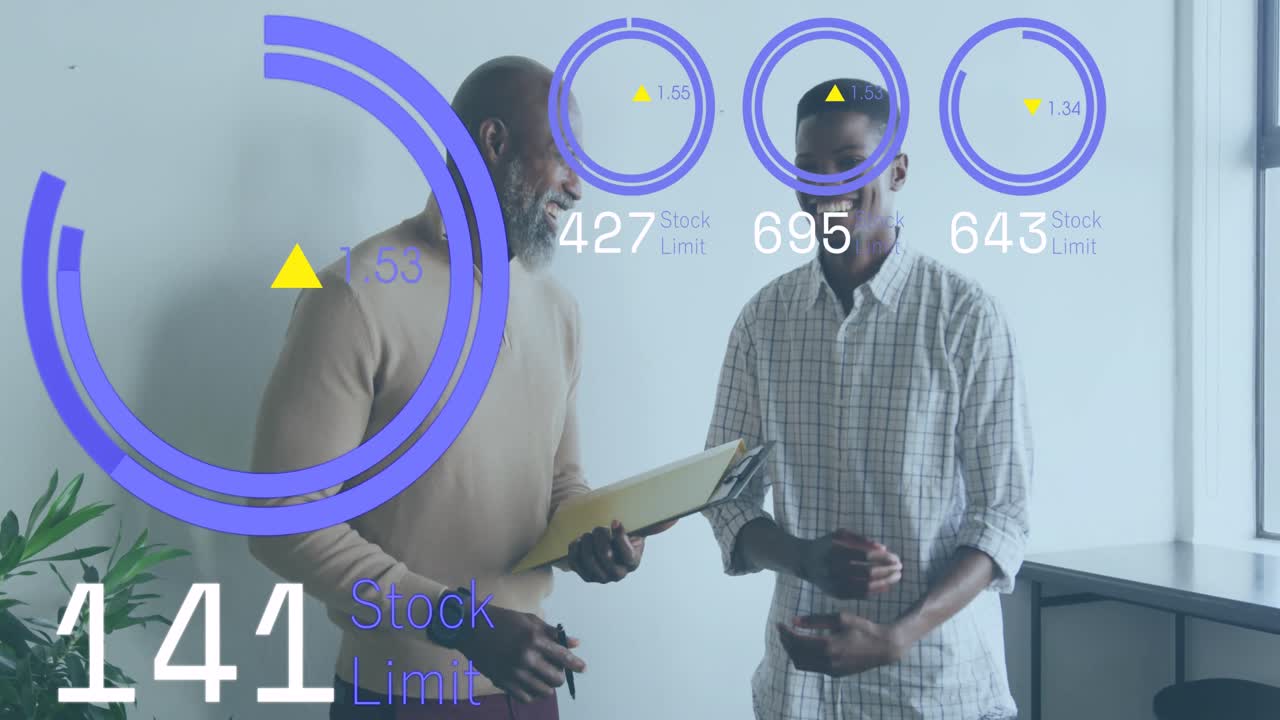 animación de procesamiento de datos estadísticos sobre dos hombres afroamericanos sonriendo juntos en la oficina.