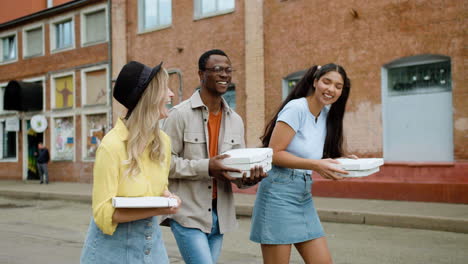 Amigos-Caminando-Por-La-Calle-Con-Comida